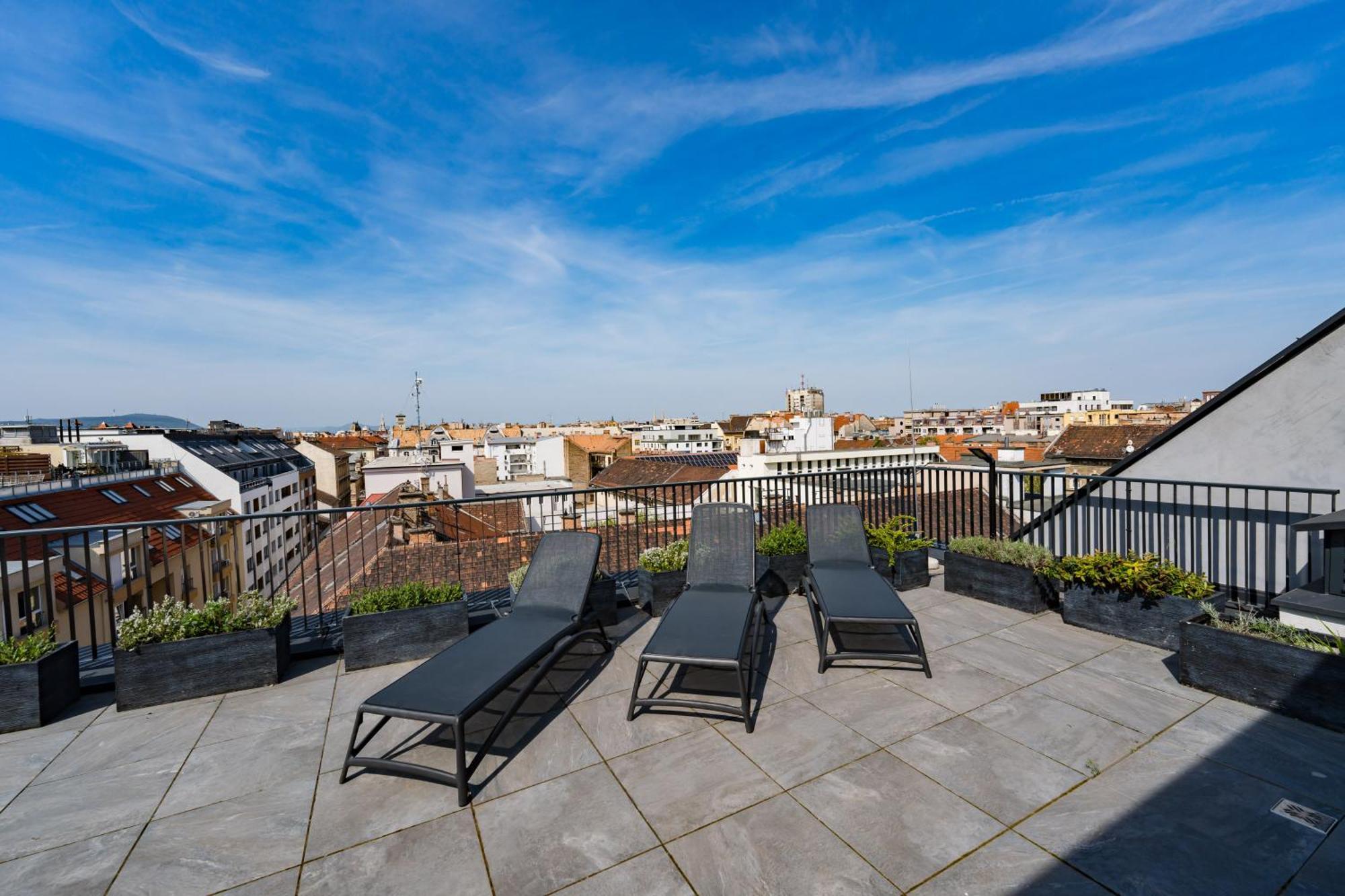 New Blue Danube With Balcony And Parking Apartamento